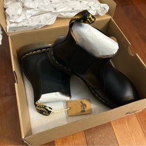 Dr.Marten’s Platform Chelsea Boot Size 9 (Men 9/Women 10)